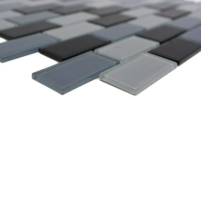 Mosaikfliese Brick Crystal CM B499 - 32,2 x 31 cm, Grau, Glänzend - Nahaufnahme von grauen und schwarzen Glasmosaikfliesen, die ein elegantes und modernes Design für Innenräume schaffen.