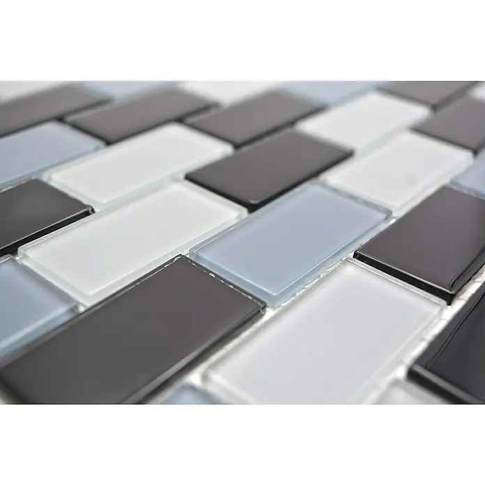 Mosaikfliese Brick Crystal CM B499 - 32,2 x 31 cm, Grau, Glänzend - Nahaufnahme von stilvollen, rechteckigen Glasmosaikfliesen in Schwarz, Weiß und Blautönen, ideal für moderne Wandgestaltungen.