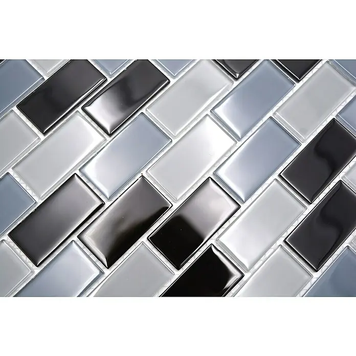 Mosaikfliese Brick Crystal CM B499 - 32,2 x 31 cm, Grau, Glänzend - Nahaufnahme von einem Mosaik aus glänzenden, rechteckigen Fliesen in Schwarz-, Grau- und Weißtönen, die diagonal angeordnet sind.