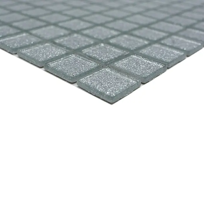 Mosaikfliese Quadrat Crystal CM 4SB6 - 32,7 x 30,2 cm, Silber, Glänzend - Nahaufnahme von quadratischen grauen Mosaikfliesen. Diese Fliesen sind ideal für Badezimmer und Küchen.