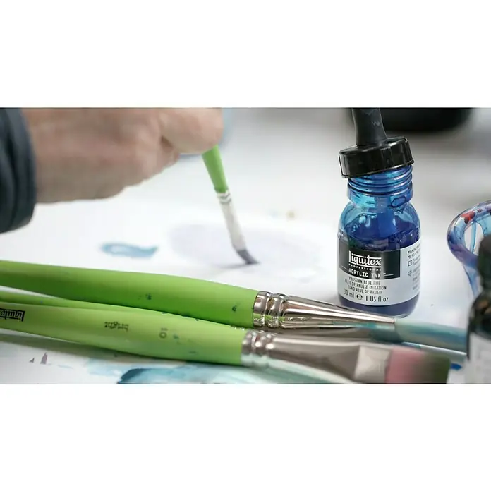 Liquitex Professional Zeichentinte - Titanweiß, 30 ml, Flasche mit Tropfpipette - Das Foto zeigt eine Flasche Liquitex Professional Acrylic Ink in Preußischblau, umgeben von Pinseln, was auf eine künstlerische Tätigkeit hindeutet.