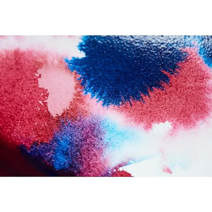 Liquitex Professional Zeichentinte - Titanweiß, 30 ml, Flasche mit Tropfpipette - Nahaufnahme von roten und blauen Aquarellfarben, die ineinander verlaufen und einen künstlerischen Effekt erzeugen. Die Farben vermischen sich auf Papier.
