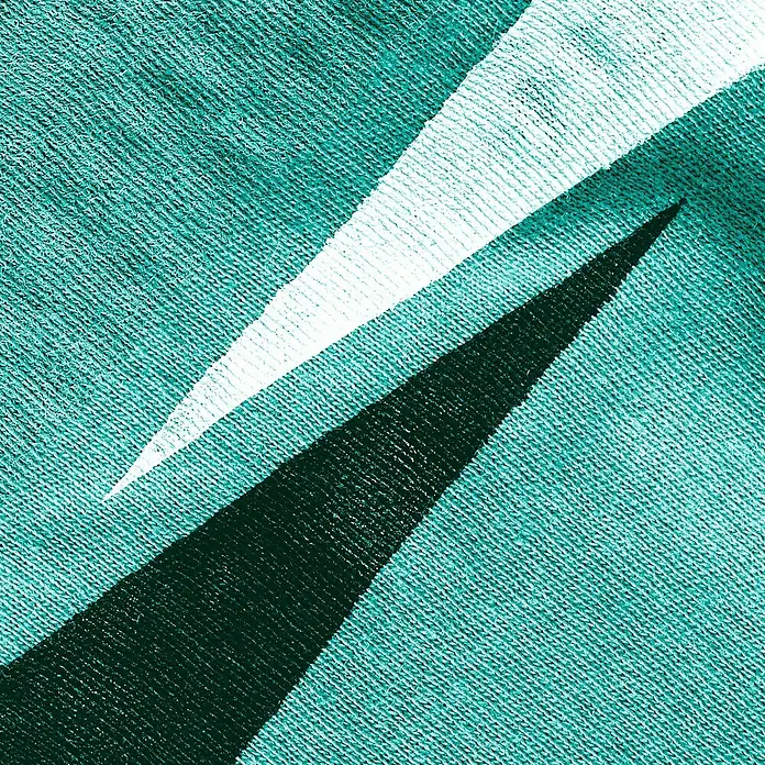 Liquitex Professional Textilmalmittel - 118 ml, Transparent - Nahaufnahme eines türkisfarbenen Stoffes mit geometrischen Dreiecken in Weiß und Dunkelgrün, die eine moderne Textur bilden.