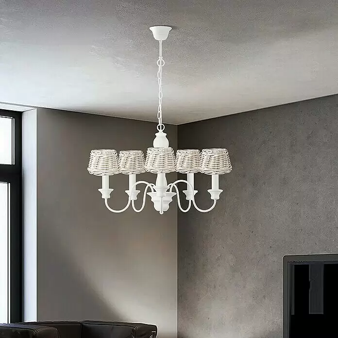 Home Sweet Home Lampenschirm Roseau - 12,5 cm, Weiß, Rattan, Oval - Weißer Kronleuchter mit fünf geflochtenen Korbschirmen, hängt im modernen Wohnzimmer.