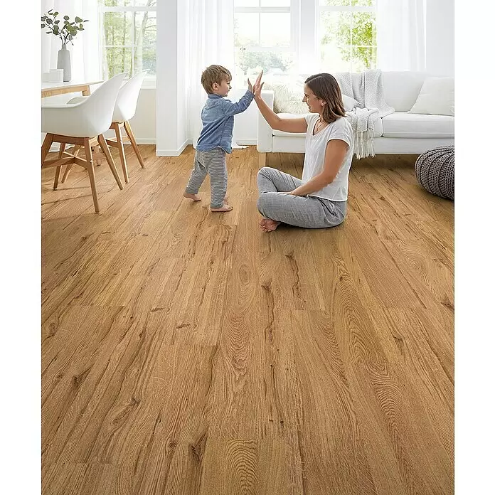 Corklife Freestyle Korkboden - Oak Principal, Landhausdiele, 1.220 x 185 x 10,5 mm - Hellbrauner Holzfußboden in einem hellen Wohnambiente, auf dem Mutter und Kind spielen.