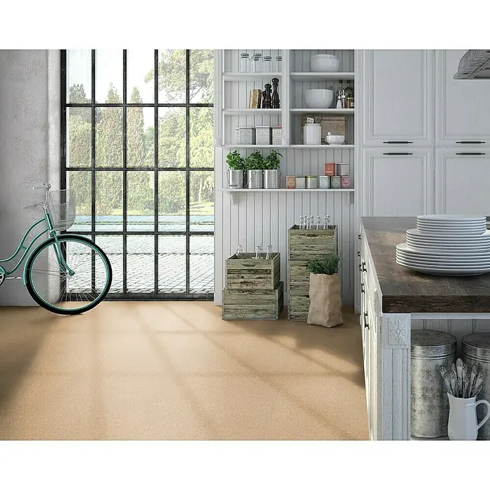 Corklife Korkboden - Sand Creme, 905 x 295 x 10,5 mm - Einladende Küchenszene mit Fensterfront, vintage Fahrrad und weißen Küchenschränken, die eine helle und freundliche Atmosphäre schaffen.