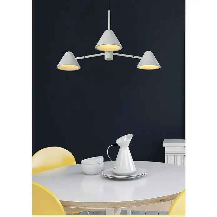 Lucide Devon LED-Pendelleuchte - Höhe: 65 cm, Weiß - Elegante weiße Pendelleuchte mit drei konischen Lampenschirmen über einem Esstisch mit minimalistischem Geschirr.