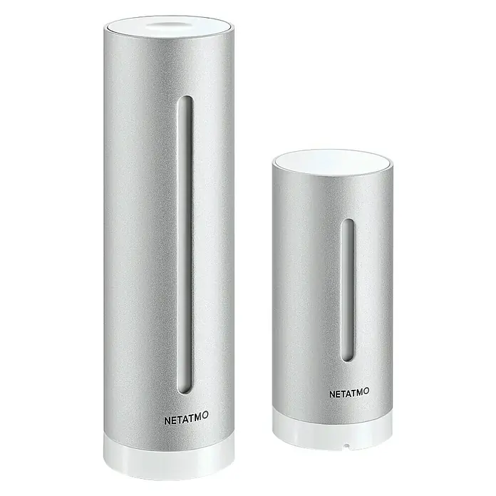 Netatmo Estación meteorológica inalámbrica - Plateado - Dos estaciones meteorológicas Netatmo en plata y blanco, una versión más grande y una más pequeña, sobre fondo negro.