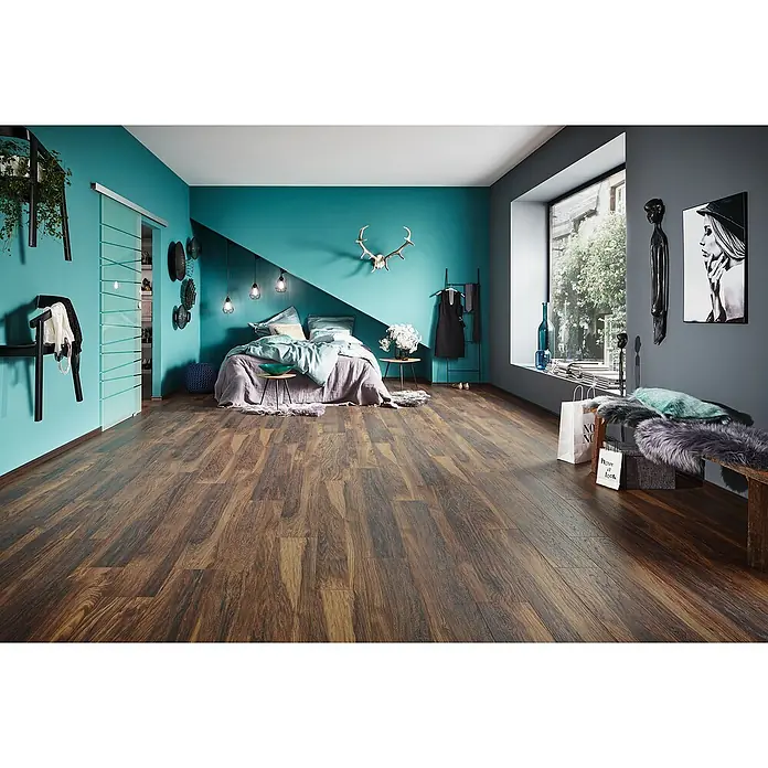 LOGOCLIC Vinto Laminat Classic - Hickory Donada, Landhausdiele, 1.288 x 195 x 8 mm - Zimmer mit Holzboden: Einladendes Schlafzimmer mit hochwertigem Holzboden, der Wärme und Stil in den Raum bringt.