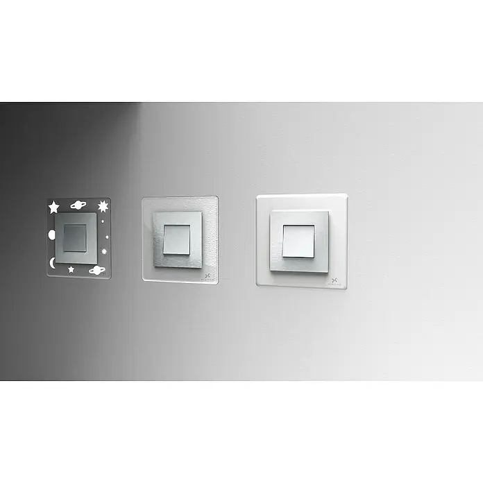 Xindar Marco protección doble pack 2 - Transparente/Blanco, Modelo de mecanismos: x 2, Plástico, Instalar - Tres interruptores de luz Xindar con diferentes diseños montados en una pared.