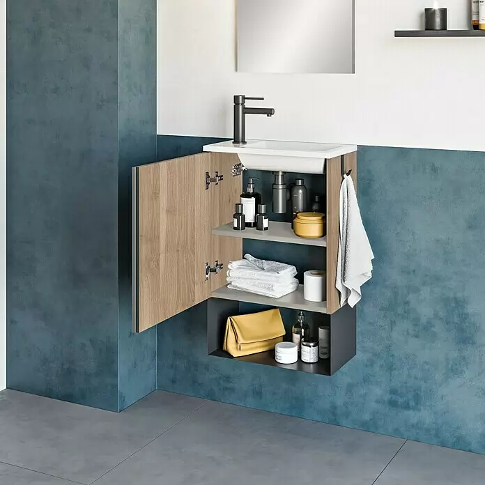 Riva Conjunto de mueble de baño Indus - Ancho total del mueble de baño: 45,3 cm, Abedul, Mate, 3 pzs. - Mueble de baño moderno con puerta de madera clara abierta, lavabo blanco, grifo negro y estantes gris oscuro con artículos de aseo y toallas.