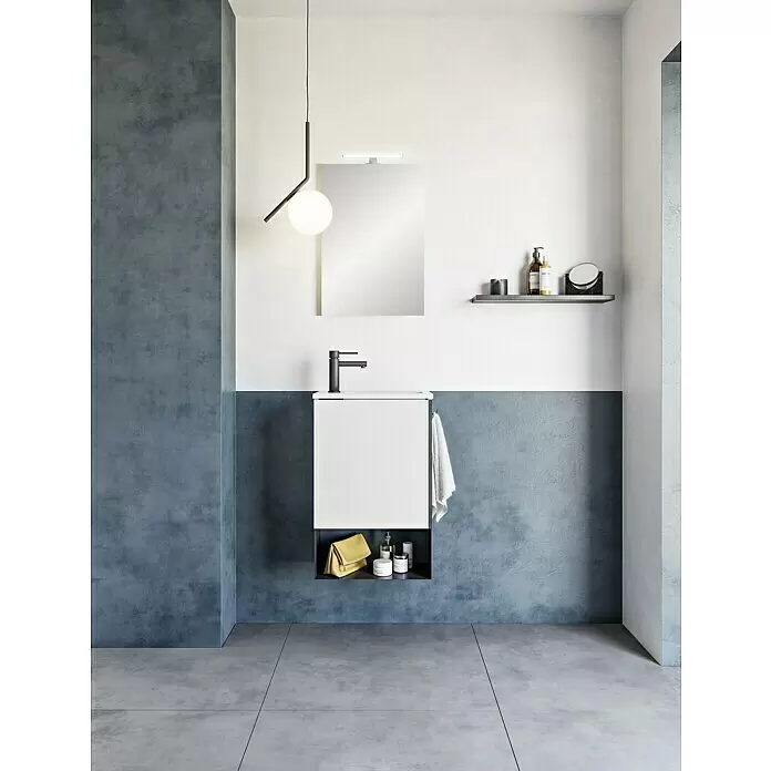 Riva Conjunto de mueble de baño Indus - Ancho total del mueble de baño: 45,3 cm, Blanco, Negro, Brillante, 3 pzs. - Un mueble de baño blanco suspendido con grifo negro y estante inferior abierto para artículos de tocador, en un baño moderno.