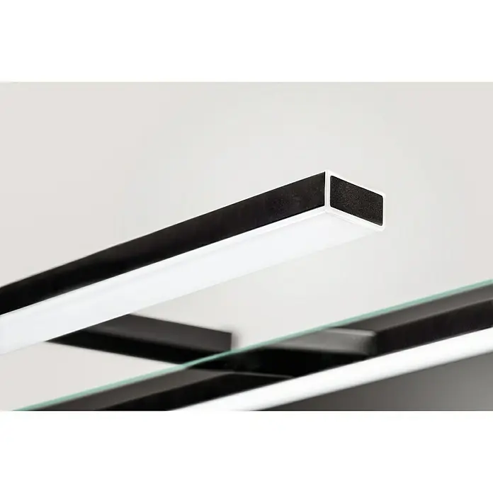 Riva Badmöbel-Set Indus - Gesamtbreite Badmöbel: 45,3 cm, Weiß/Schwarz, Glänzend, 3 -tlg. - Nahaufnahme einer modernen LED-Deckenleuchte mit klaren Linien und minimalistischem Design, perfekt für zeitgemäße Innenräume.