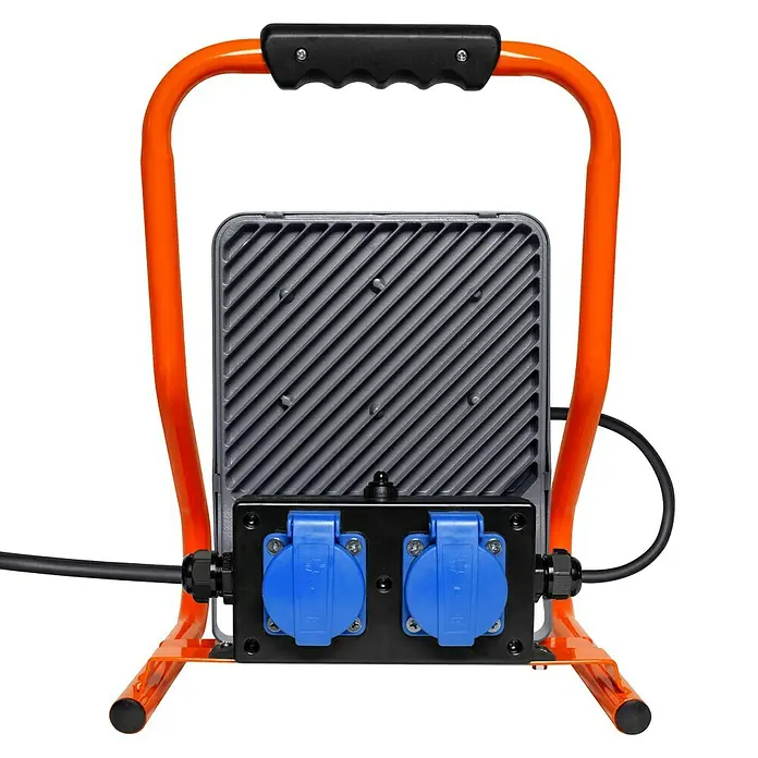 Ledvance LED-Strahler - 50 W, 4.500 lm, 4.000 K, L x B x H: 27 x 28 x 38 cm, IP44 - Ein robuster, tragbarer LED-Baustrahler mit zwei blauen Steckdosen, ideal für den Einsatz auf Baustellen und im Freien.
