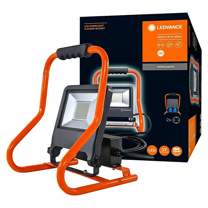 Ledvance LED-Strahler - 50 W, 4.500 lm, 4.000 K, L x B x H: 27 x 28 x 38 cm, IP44 - LEDVANCE LED-Arbeitsleuchte R-STAND SOCKET mit 4500 lm, 50 W und 4000 K, ideal für Baustellen und Werkstätten, präsentiert mit Produktverpackung.