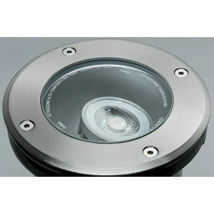 Paulmann Plug & Shine LED-Gartenspot - 6 W, Warmweiß, IP67, Ø x H: 14 x 15 cm, Abstrahlwinkel: 20 ° - Nahaufnahme einer runden, eingelassenen Bodenleuchte mit Edelstahleinfassung und Warnhinweisen auf der Glasabdeckung.