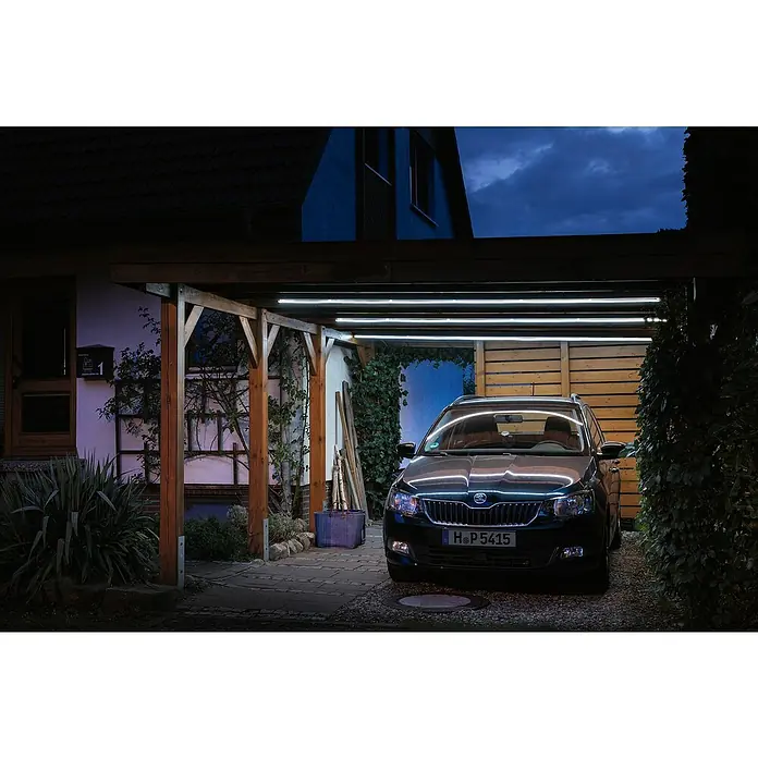 Paulmann LED-Band Simpled Outdoor - Länge: 3 m, Lichtfarbe: Kaltweiß, 12 W, 1.260 lm - Dunkler Skoda Fabia unter einer Carportbeleuchtung, die die dunkle Silhouette des Autos hervorhebt. Ideale Beleuchtungslösung für dunkle Einfahrten.