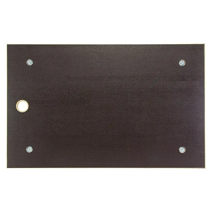 Wagner System Transportroller MM 9646 - L x B x H: 780 x 490 x 150 mm, Traglast: 500 kg, Holz - Ansicht einer Bühnenplatte mit brauner Oberfläche, verstärkt durch goldene Ränder und Befestigungspunkte, isoliert auf Schwarz.