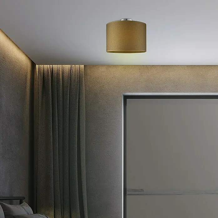 Home Sweet Home Deckenleuchte Dot - 60 W, Stahl matt, E27 - Eine moderne Deckenleuchte mit einem braunen Lampenschirm aus Stoff spendet warmes Licht in einem stilvollen Raum.