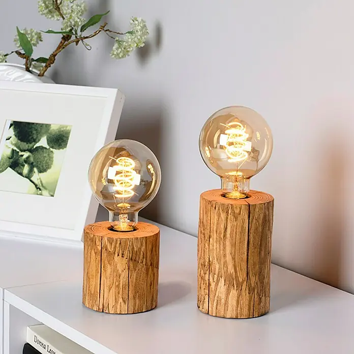 Spotlight Deko-Tischleuchte Trabo Table - 25 W, Braun/Gebeizte Kiefer, E27 - Zwei dekorative Holztischlampen mit Edison-Glühbirnen, die ein warmes Licht verbreiten und eine gemütliche Atmosphäre schaffen.
