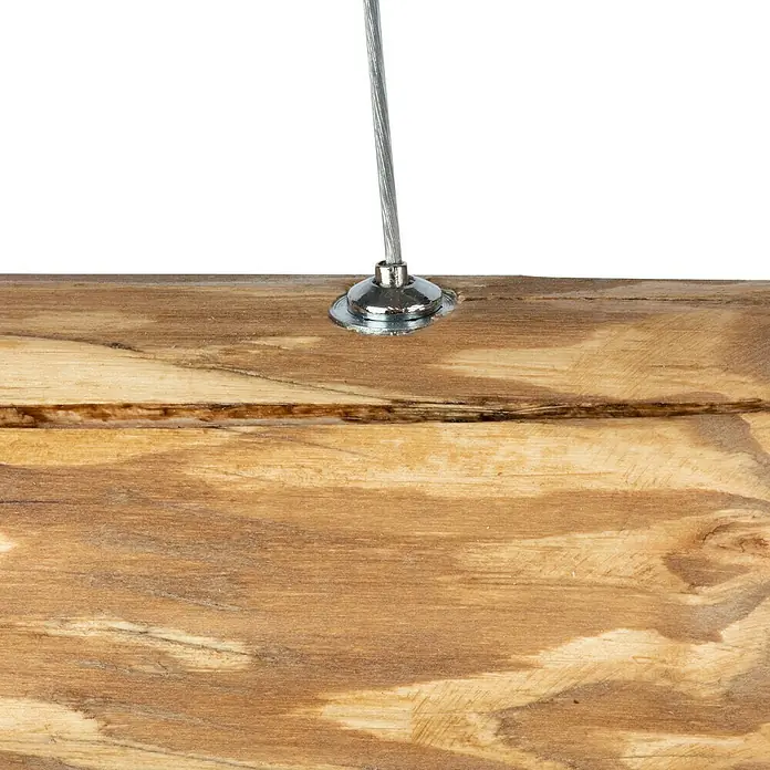 Spotlight LED-Pendelleuchte Lucas - 25,5 W, Braun/Gebeizte Kiefer, 90 cm - Nahaufnahme einer Holzoberfläche mit einem glänzenden, metallischen Aufhänger. Das Holz zeigt eine natürliche Maserung.