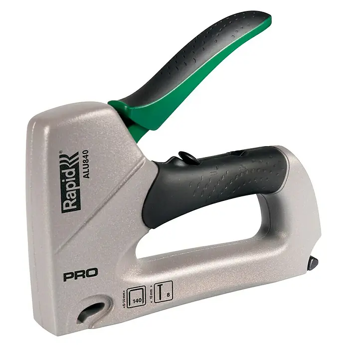 Rapid Handtacker ALU840 - Klammertiefe: 6 mm - 14 mm, Geeignet für: Flachdrahtklammern Nr. 140 - Nahaufnahme eines Rapid ALU840 Profi-Tackers mit grün-schwarzem Griff auf schwarzem Hintergrund.
