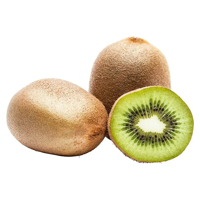 Piardino Kiwi - Actinidia chinensis, Tamaño de maceta: 15 cm - La imagen muestra tres kiwis sobre un fondo negro, uno de ellos cortado por la mitad, mostrando carne verde y semillas negras.