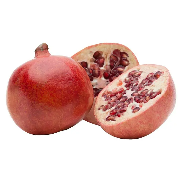 Granado - Punica granatum - Granadas enteras y partidas por la mitad, mostrando sus semillas rojas y jugosas, sobre un fondo negro.