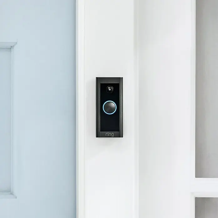 Ring Türklingel mit Kamera Video Doorbell Wired - Bronze, 1.920 x 1.080 Pixel (Full HD), 2,24 x 4,57 x 10,1 cm, Smarte Steuerung: Ring App - Ring Video Doorbell Pro mit Kamera und Klingelknopf, montiert an einer weißen Tür. Für mehr Sicherheit und Komfort.