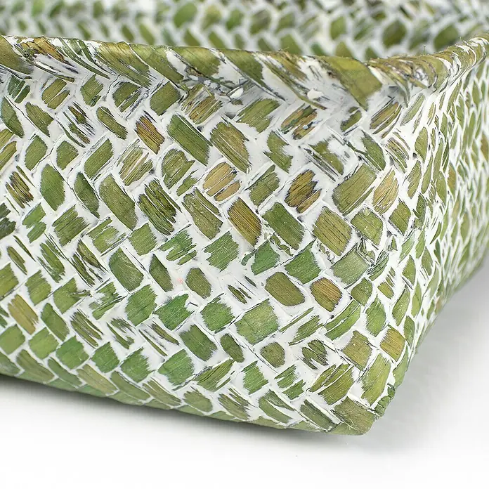 Juego de cestas Vegetal - Verde, 3 pzs. - Primer plano de una cesta decorativa hecha a mano con fibras verdes y beige entrelazadas con detalles de pintura blanca.