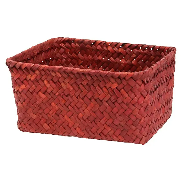 Juego de cestas - Rojo, 3 pzs., Fibra natural - Una cesta rectangular de color rojo hecha de material tejido, ideal para el almacenamiento y la decoración.