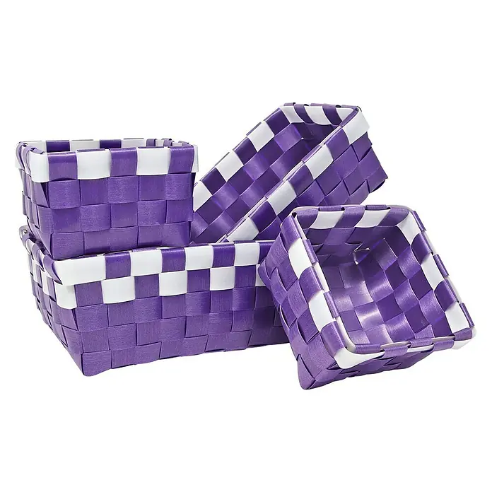 Juego de cestas trenzado - Lila, 4 pzs., Polipropileno - Cuatro cestas tejidas de color púrpura y blanco en varios tamaños sobre un fondo negro, ideales para el almacenamiento y la organización.
