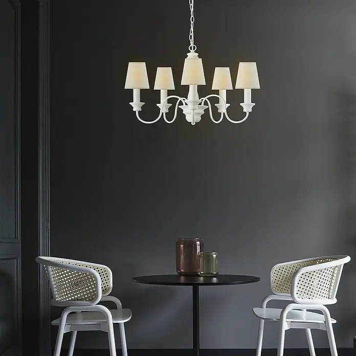 Home Sweet Home Lampenschirm Largo - Ø x H: 11 x 11 cm, Pure White, Stoff, Rund - Ein elegantes weißes Pendel-Leuchtenset mit fünf Lampen hängt über einem Tisch mit zwei Stühlen. Das Licht beleuchtet den Raum dezent.