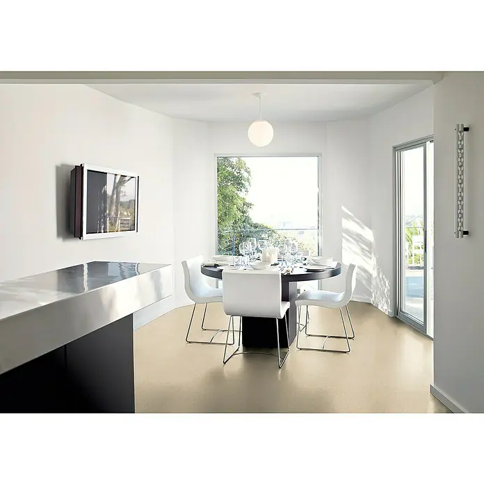 Corklife Korkboden Earth Tons - Grit Weiß, 905 x 295 x 10,5 mm - Das Bild zeigt einen modernen Essbereich mit einem eleganten, runden Esstisch und stilvollen, weißen Stühlen. Eine minimalistische Ästhetik.