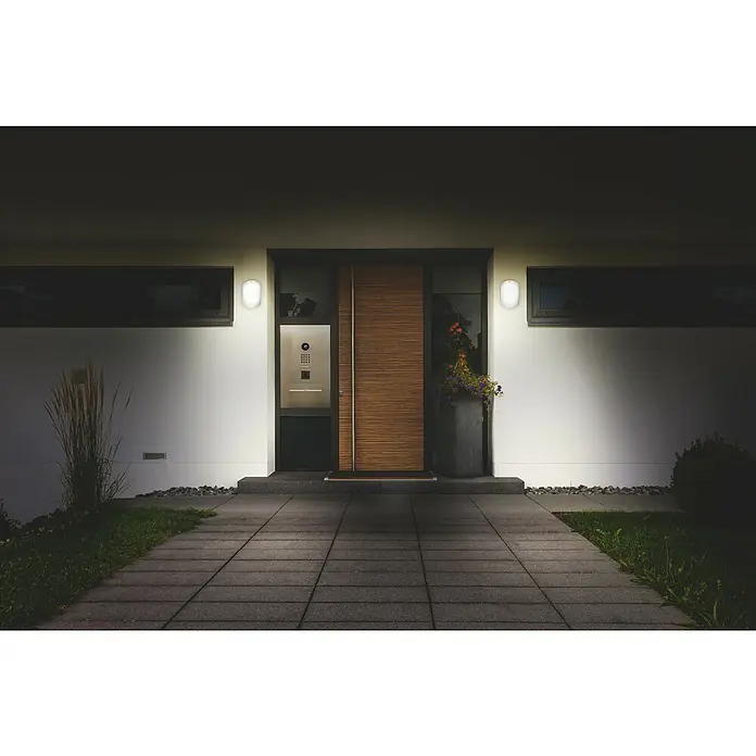 Ledvance LED-Außenwandleuchte Endura - 12,5 W, 180 x 60 x 283 mm, Edelstahl, IP44, Mit Bewegungssensor - Eine moderne Haustür mit seitlichen Wandleuchten, die den Eingangsbereich beleuchten und eine einladende Atmosphäre schaffen.