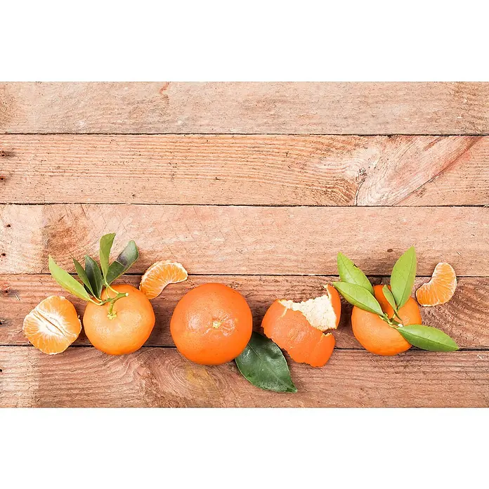 Piardino Mandarino - Citrus x aurantium - Primer plano de mandarinas con hojas verdes sobre una mesa rústica de madera, destacando la dulzura natural y la frescura de la fruta.