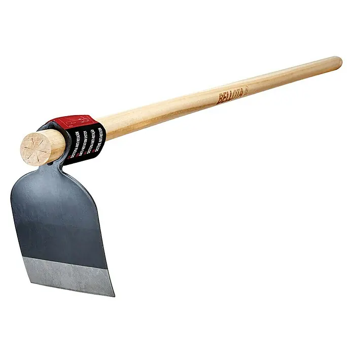 Bellota Azada 110 - Anchura de trabajo: 14 cm, Acero - Primer plano de una azada Bellota con mango de madera y hoja de metal, una herramienta de jardinería para cultivar la tierra.