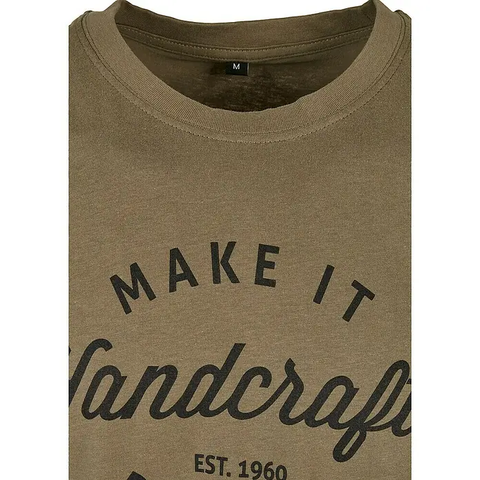 T-Shirt Handcrafter - Olive, XL - Detailansicht eines olivgrünen T-Shirts mit Aufdruck "MAKE IT Handcraft EST. 1960" und Größenangabe "M" am Kragen.