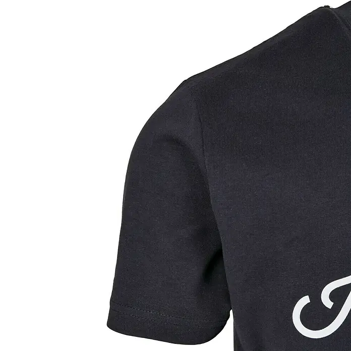 T-Shirt Handcrafter - Navy, L - Detailaufnahme eines schwarzen T-Shirts mit kurzem Ärmel und einem Teil eines weißen Schriftzugs im unteren Bereich.