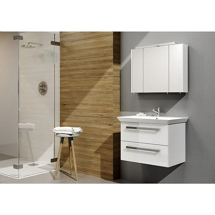 Riva Vulcano LED-Spiegelschrank - 80 x 61,8 cm, Mit Beleuchtung - Ein elegantes Badezimmer-Ensemble mit einem weißen Waschtischunterschrank und einem passenden Spiegelschrank, die modernes Design verkörpern.