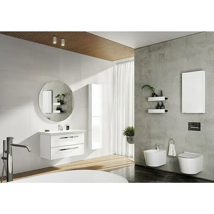 Riva Vulcano Waschtischunterschrank - 91,6 x 46 x 52 cm, Weiß, Hochglänzend - Ein modernes Badezimmer mit weißen Sanitäranlagen, einem runden Spiegel und Holzdetails an der Decke. Elegantes Design für ein stilvolles Ambiente.