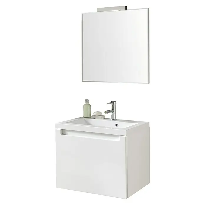 Riva Badmöbel-Set Sierra - Gesamtbreite Badmöbel: 60 cm, Weiß, Glänzend - Ein Waschbeckenunterschrank mit Spiegel und einer Armatur, Seife und einer Flasche. Das Möbelstück ist in einem schlichten, modernen Design gehalten.