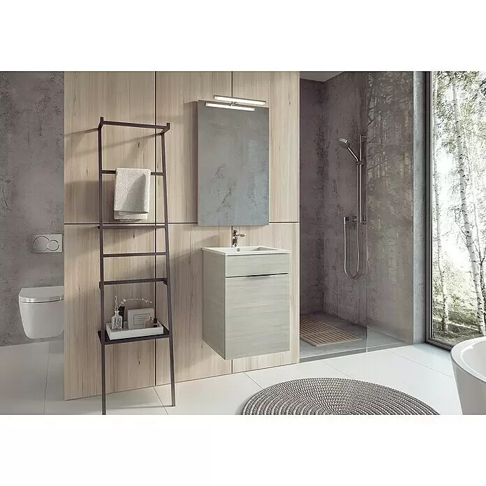 Badmöbel-Set Qubo Plus - Gesamtbreite Badmöbel: 40 cm, Eiche Silber, Matt, 2 -tlg. - Modernes Badezimmer mit Waschtisch aus hellem Holz, Waschbecken, Spiegel, dunkler Metall-Handtuchleiter und Dusche.