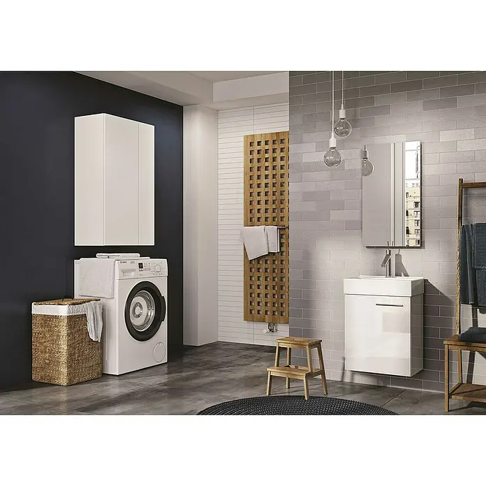 Badmöbel-Set Tiny - Gesamtbreite Badmöbel: 45 cm, Weiß, Hochglänzend, 2 -tlg. - Modernes Badezimmer mit Waschmaschine, Waschtisch und Holzelementen. Der Raum strahlt Funktionalität und Stil aus.