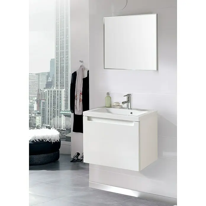 Riva Badmöbel-Set Sierra - Gesamtbreite Badmöbel: 50,6 cm, Weiß, Hochglänzend - Modernes Badezimmer mit einem weißen Waschbeckenunterschrank und einem quadratischen Spiegel, der das elegante Design hervorhebt.