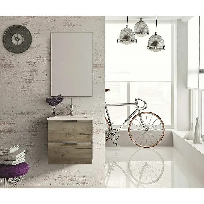 Riva Badmöbel-Set Street Plus - Gesamtbreite Badmöbel: 51,3 cm, Eiche Silber, Matt, 2 -tlg. - Ein Badezimmer mit einem Holzwaschtisch, Spiegel und einer Uhr an der Wand, dazu ein Fahrrad vor dem Fenster.