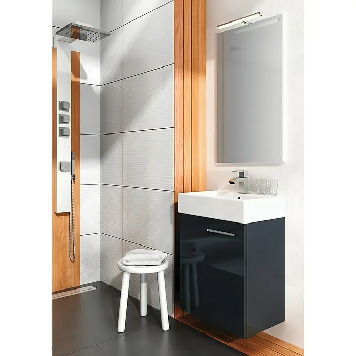 Badmöbel-Set Tiny - Gesamtbreite Badmöbel: 45 cm, Anthrazit, Hochglänzend, 2 -tlg. - Modernes Badezimmer-Interieur mit stilvollem Waschtischunterschrank in dunklem Farbton und passendem Spiegel mit Beleuchtung.