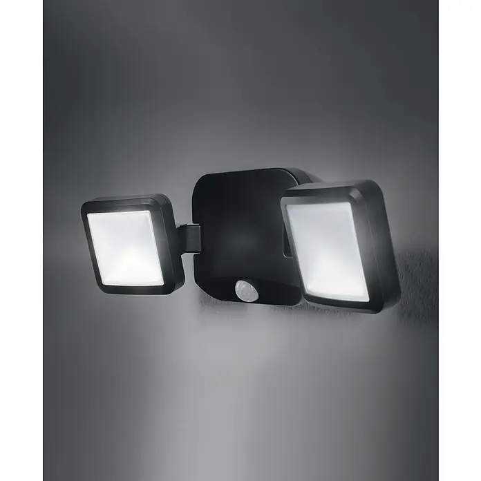 Ledvance LED-Sensor-Außenwandstrahler Double10 W, Schwarz, Bewegungsmelder - Eine schwarze LED-Außenleuchte mit Bewegungsmelder, die an einer grauen Wand montiert ist und hell leuchtet.