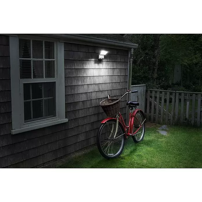 Osram LED-Sensor-Außenwandstrahler Single - 4 W, L x B x H: 12,7 x 10,8 x 21,5 cm, Weiß, IP54 - Stimmungsaufnahme