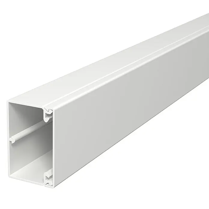 OBO Kabelkanal - 2 m x 60 mm x 40 mm, Lichtgrau - Abbildung eines weißen Kabelkanals. Der Kabelkanal ist aus Kunststoff und dient zur Verlegung von Kabeln im Innenbereich.